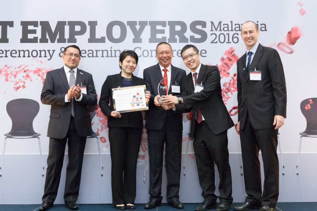 Mr Danny Ng, Chief Executive Officer, Sunway Building Materials (middle), Mr Evan Cheah, Executive Vice President - President's Office, Sunway Group (second from right), and Ms Foo Shiang Wyne, Chief Human Resources Officer, Sunway Group (second from left), receiving the Best Employers Malaysia award at the Aon Best Employers – Malaysia 2016 Awards from Prashant Chadha, Managing Director of Aon Hewitt Malaysia (left) and Jeremy Andrulis, Chief Executive Officer, Southeast Asia of Aon Hewitt