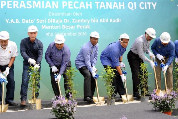 Zambry (4th from left) and Vijay (3rd from left) at the groundbreaking ceremony for Qi City. - Bernama pic