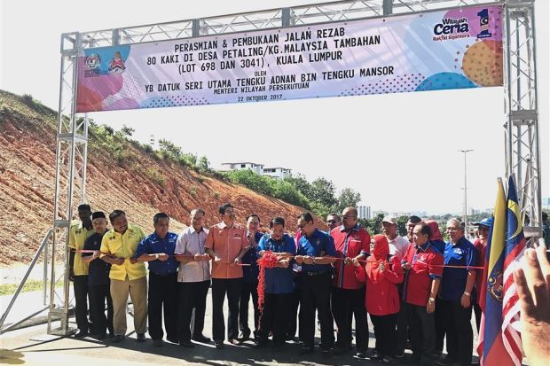 (From fifth left) Kuala Lumpur mayor Tan Sri Mohd Amin Nordin Abdul Aziz, Federal Territories Ministry secretary-general Datuk Seri Adnan Md Ikhsan, Bandar Tun Razak Barisan Nasional chairman Datuk Chew Yin Keen and Tengku Adnan launching the new road that connects Taman Desa Petaling with Kampung Malaysia Tambahan.