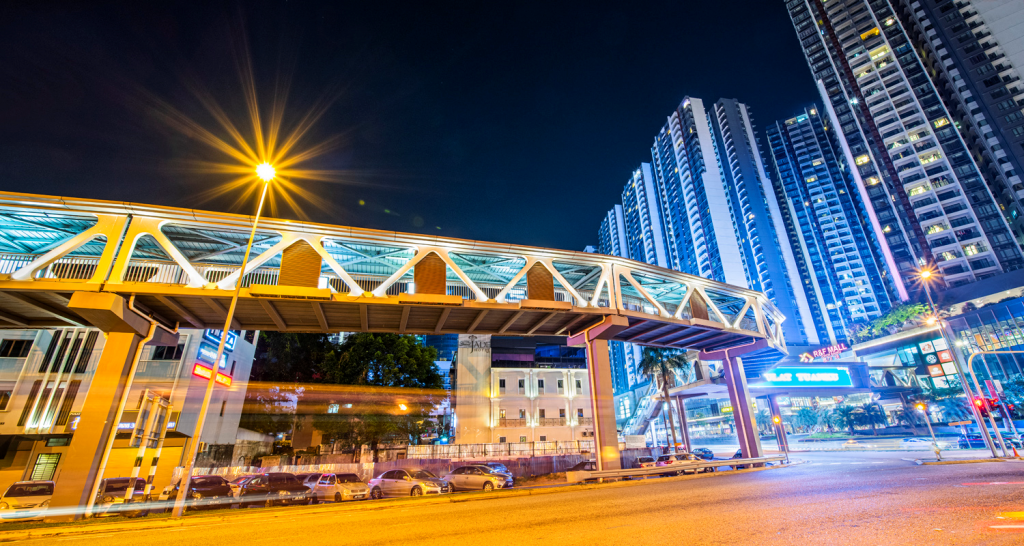 A sheltered link bridge spanning 650m connects R&F Mall to Johor’s CIQ.